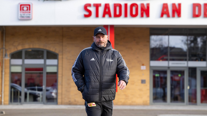 Steffen Baumgart vor der Alten Försterei (Quelle: IMAGO / Matthias Koch)