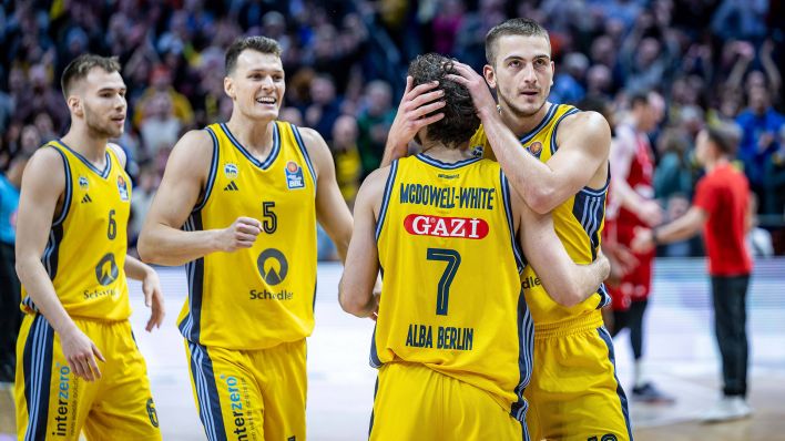 Das Team von Alba Berlin freut sich beim Sieg über Bayern München (imago images/camera4+)