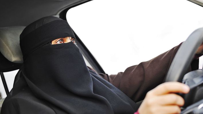 Symbolbild:Eine Frau mit Niqab fährt auto.(Quelle:imago images/Depositphotos)