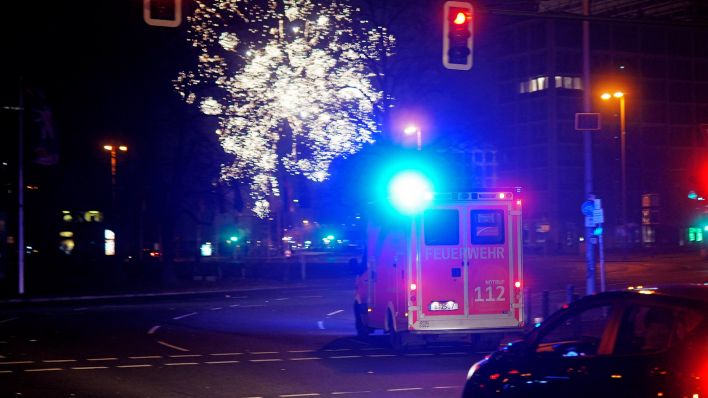 Archivbild:Rettungswagen am Ernst-Reuter-Platz in der Silvesternacht. Berlin, 01.01.2025.(Quelle:imago images/T.Bartilla)