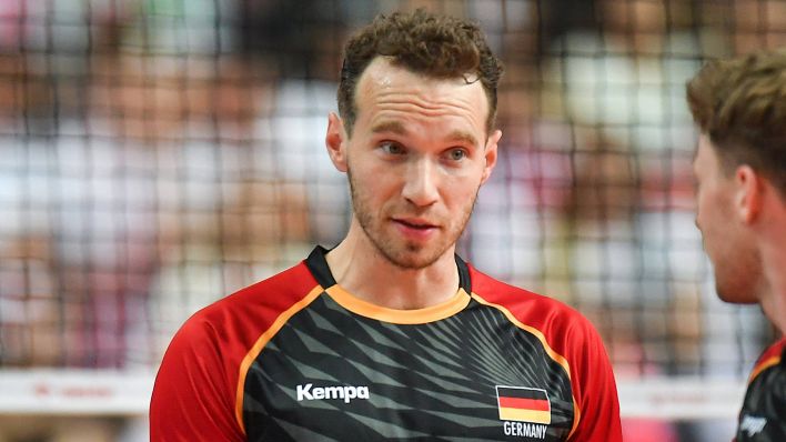 Volleyballer Denis Kaliberda im Einsatz für die deutsche Nationalmannschaft (Quelle: IMAGO / Newspix)