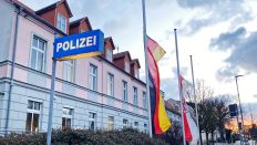 Flaggen auf Halbmast vor der Polizeiinspektion Prignitz in Perleberg am 08.01.2024.(Quelle:rbb/B.Haase-Wendt)