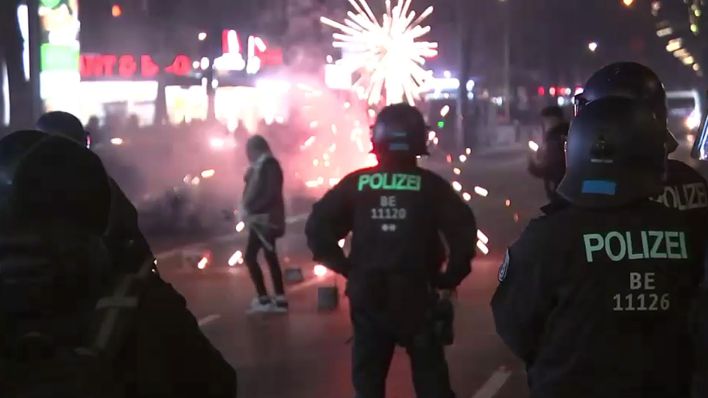 Beamte der Berliner Polizei stehen in der Silvesternacht 2024/2025 in Berlin-Neukölln. (Quelle: rbb)