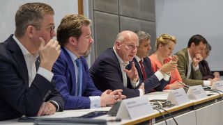 Stefan Evers (l-r, CDU), Berliner Senator für Finanzen, CDU-Fraktionsvorsitzender Dirk Stettner, Kai Wegner (CDU), Regierender Bürgermeister von Berlin, SPD-Fraktionsvorsitzender Raed Saleh, Franziska Giffey (SPD), Berliner Senatorin für Wirtschaft, Energie und Betriebe, und die SPD-Landesvorsitzenden, Martin Hikel und Nicola Böcker-Giannini. (Quelle: dpa/Joerg Carstensen)