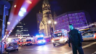 Archivbild:19.12.2016, Berlin: Polizisten und Rettungskräfte stehen vor der Gedächtniskirche in Berlin.(Quelle:picture alliance/dpa/M.Kappeler)