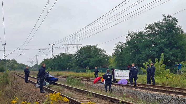 Polizei und Protestierende auf den Gleisen der Kohlebahn (Foto: rbb/Wussmann)