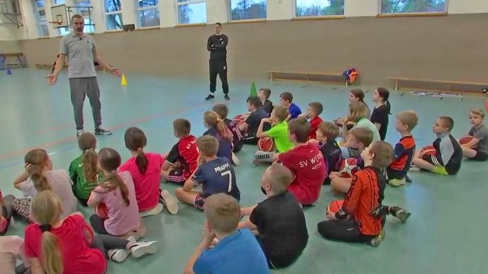 Burger Schüler hörem ihrem Basketball-Trainer zu (Bild: rbb)