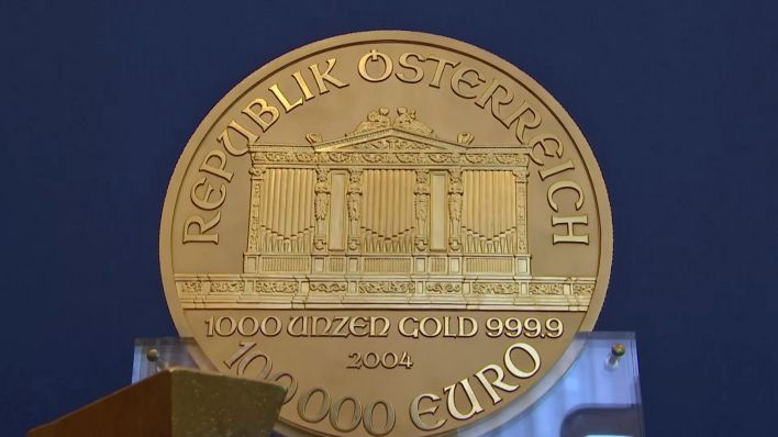 Die größte Goldmünze Europas steht in Lübben zur Präsentation auf einem Sockel (Foto: rbb)