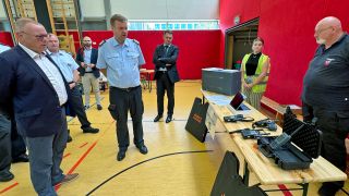 In der Turnhalle der Christoph-Kolumbus-Grundschule Cottbus wird die Telefonausrüstung für den Notfall gezeigt, auf einem Tisch stehen mehrere Satelitentelefone (Foto: rbb/Kabisch)