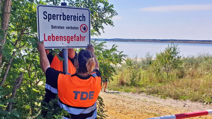 Das Schild "Sperrbereich Lebensgefahr" wird abmontiert (Foto: rbb/Mastow)