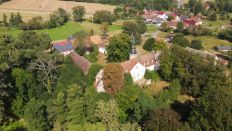 Das Schloss Neudeck, im Hintergrund das Nebengebäude mit der Solaranlage (Bild: rbb)