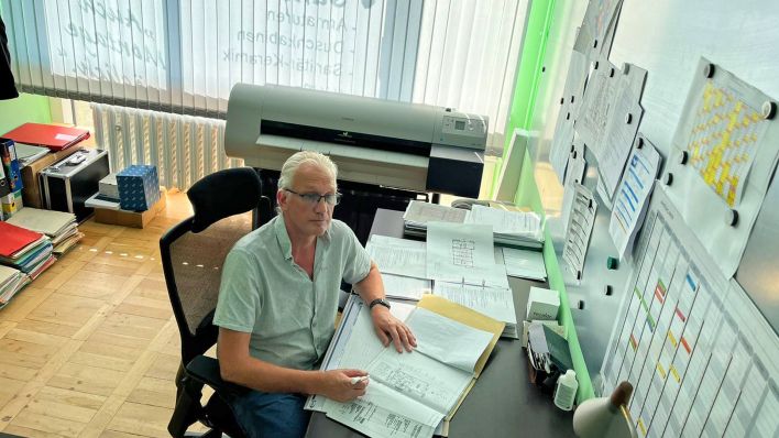 Handwerker Thomas Junker in seinem Cottbuser Büro (Bild: rbb/Rausch)