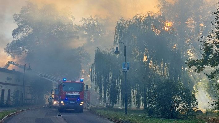 Ein Mehrfamilienhaus in Welzow (Spree-Neiße) steht in Flammen (Bild: rbb/Schomber-Krause)