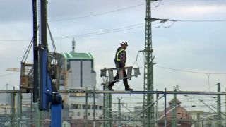 Ein Bauarbeiter auf der Baustelle für das Bahnwerk Cottbus mit einer Leiter in der Hand (Foto: rbb)