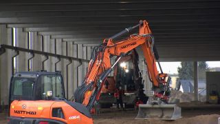 Bagger bei den Bauarbeiten auf Baustelle Bahnwerk Cottbus (Foto: rbb)